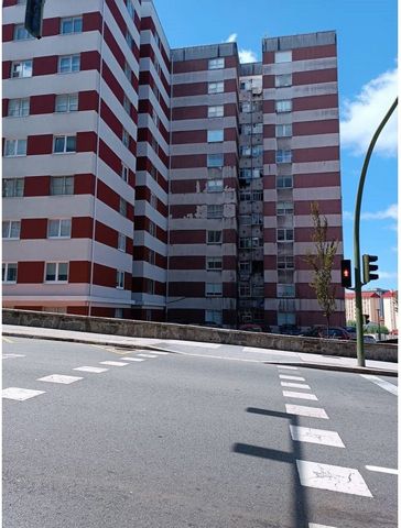 Floor 8th, flat total surface area 114 m², usable floor area 114 m², single bedrooms: 4, 1 bathrooms, age over 50 years, kitchen, state of repair: needs remodeling, gas, lands: parquet. Features: - Lift