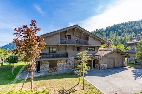 Auron, at the foot of the ski lifts. Luxurious chalet of approximately 400 sqm with a beautiful heated indoor swimming pool, on a plot of 700 sqm. It's made of: Ground floor: Entrance hall, ski cupboards, two-vehicle garage, 2 bedrooms with bathroom,...