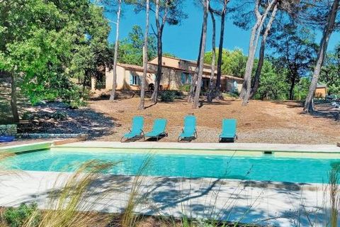 On a hillside, facing the Luberon, spacious property of over 170 m² in 7,000 m² of wooded grounds. You will appreciate the living rooms totalling 85 m² and the 5 bedrooms enabling you to welcome family and friends in all comfort. A magnificent enviro...