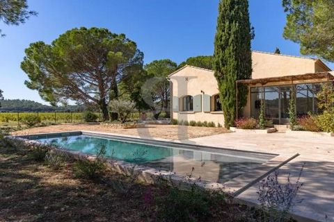 SAINT PAUL TROIS CHATEAUX AREA - EXCLUSIVITE Immersive 3D virtual tour available on our website. In the countryside of a charming village, a few kilometers from Saint Paul Trois Chateaux, come and discover this superb villa with swimming pool. This t...