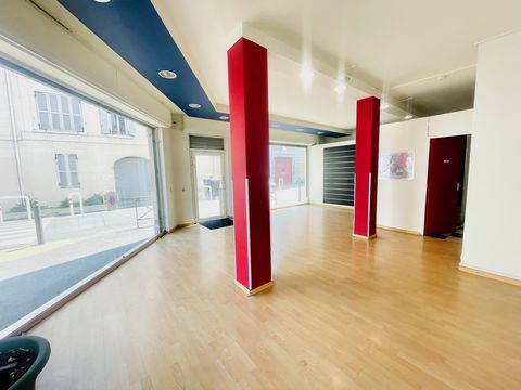 Exclusively, the firm PMR michel de Chabannes offers you a commercial premises empty of any occupation. The corner room, on the ground floor for a supérficie of 55m2 overlooking the street, has more than 15m linear of showcase. In good condition, the...