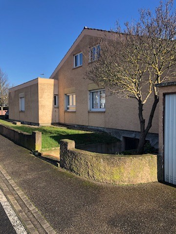 EXCLUSIVE NOVELTY IN YOUR CHRISTELLE CLAUSS REAL ESTATE AGENCY OBERNAI! Rare in this sector! Come and discover this single-storey house with a surface area of 161m2 built in 1970 on a plot of 5 ares 44. Located in Obernai, the town centre and the tra...