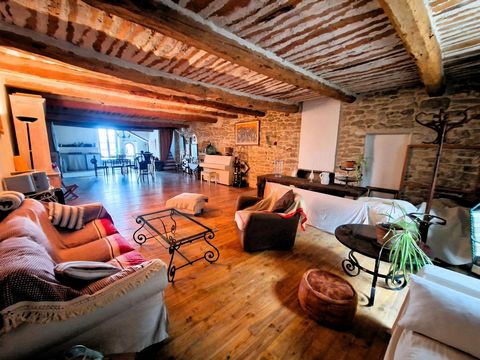 Located in the charming village of Bonnieux, this building enjoys a privileged location in the heart of this picturesque town in Provence. Rich in history and culture, Bonnieux offers stunning views of the surrounding countryside and is close to many...