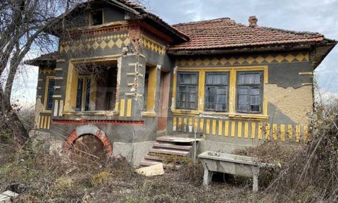 SUPRIMMO agency: ... We present for sale an authentic rural property in the village of Yassen 15 km from Vidin. The house is on one floor and has an area of 84 sq.m and two entrances. It consists of a veranda, a large corridor, a kitchen with a firep...