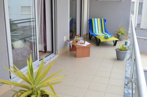 2 bedroom apartment located in a gated community with swimming pool just 250 meters from Sao Martinho beach. This extraordinary apartment consists of two bedrooms with built-in wardrobes, living room with balcony, fully equipped kitchen with balcony,...