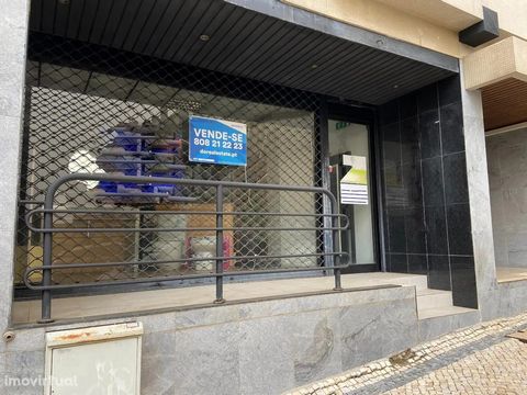 Shop with 229 m2, with good visibility, composed of large room at the level of the ground and interior staircase access to basement composed of living room and 2 bathrooms. Location close to the center of S. João da Madeira in a quiet residential are...