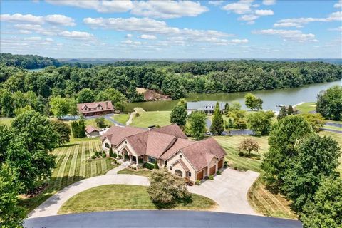 Nestled in the heart of Western Kentucky, only 2hrs from Nashville, this expansive 300-acre property is a private owner's paradise or a developer's dream. Boasting THREE luxurious lakefront homes, each with stunning finishes and panoramic views. The ...