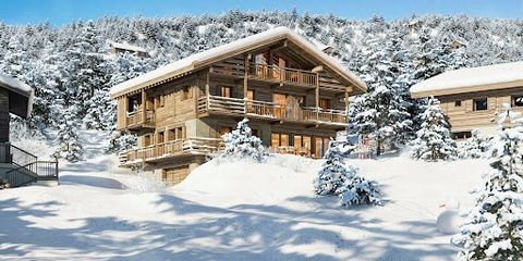 Detached, new chalet with exposed beams and old wood, just 150 metres from slopes. Completion date 2025. 256,46 sqm floor space, arranged over 4 levels. 78,23 sqm living room with access to south-west facing terrace and garden, 3 bedrooms with shower...