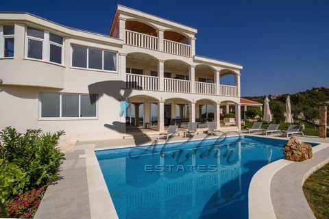 Spectacular holiday villa in Sevid, near Marina. It extends over four floors with over 492 square meters of living space, of very solid construction, Mediterranean style, generously equipped and lavishly furnished. In the basement lies a 25-square-me...