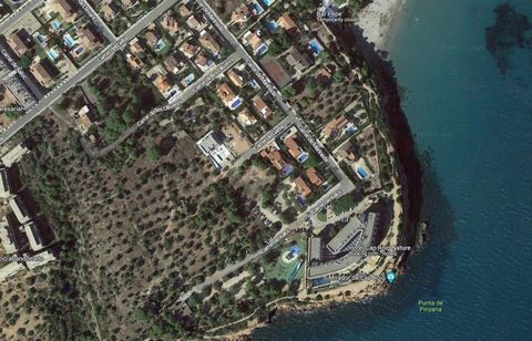! For sun and beach lovers! Plot of 604m2 for sale in Cap Roig, the most exclusive area of l'Ampolla. Just 200 meters from Cala Maria beach, this plot is perfect to build the house of your dreams. With the possibility of building a single-family hous...