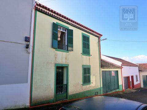 *** THIS PROPERTY IS UNDER NEGOTIATIONS! *** 5-BEDROOM HOUSE for sale in the center of the parish of Fenais da Ajuda, in Ribeira Grande, with a large yard and spacious garage. This is a traditionally-built 2-storey house in immediate need of renovati...
