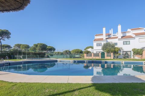 Cette belle maison située dans l'urbanisation de Nuevo Portil, Huelva accueille 4+2 personnes. L'extérieur de la propriété est idéal pour profiter du climat du sud, où vous trouverez une piscine commune au chlore de dimensions 22m x 10m et d'une prof...