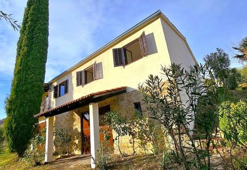 Wir präsentieren eine exquisite Villa im mediterranen Stil mit einem dazugehörigen Olivenhain in Markovec, Koper, die zum Verkauf steht. Mit einer Wohnfläche von 207 m2 und einer weitläufigen Grundstücksfläche von 1.711 m2 weist diese gepflegte Villa...