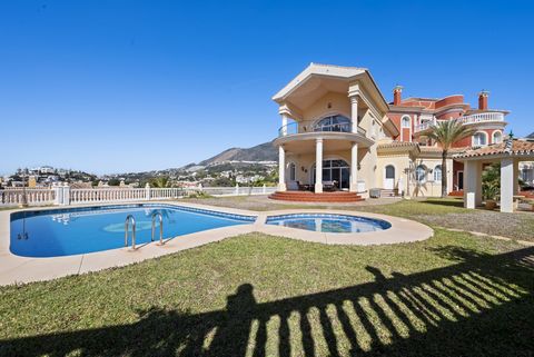 Prachtig luxe herenhuis met panoramisch uitzicht op zee en de bergen in Torrequebrada, Benalmádena Costa! Het huis is gebouwd in 2006 na bijna 3 jaar bouwen en de materiaalkeuze en detaillering is ongeëvenaard. Het perceel van 3429 m² werd ommuurd en...
