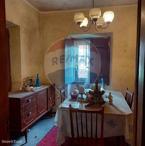  2 bedroom villa plus land with a total area of 1548 m2, located in Lourenços, Soure.   A small house with a great history and a lot of silence around, but with a huge potential in sight. It needs to be embellished and put to good use.   It has 1 li...