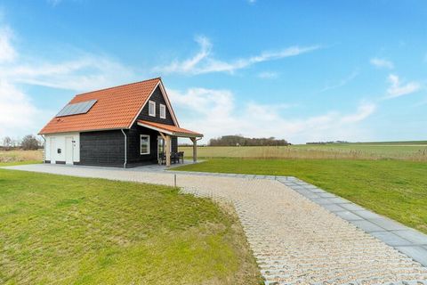 This modern, detached 8-person vacation home is equipped with every luxury and has a unique location on the edge of the park. This gives you a magnificent view of the Zeeland landscape from the house. The house is located directly on the Oosterscheld...