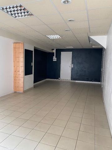 Commercial premises of about 59 m² with storage room and toilet. DPE: Blank DPE, non-usable consumption Mandate ref: 352243. - The professional guarantees and secures your real estate project. Status of risks and pollution: Flooding: existing risk Bs...