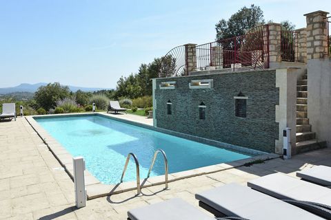 Cette villa de luxe est située à Saint-Ambroix et comporte 5 chambres pour 12 personnes. C'est une villa confortable et charmante avec une vue magnifique et de belles piscines. Très bien adapté aux familles. Vous pourrez vous baigner dans la piscine ...