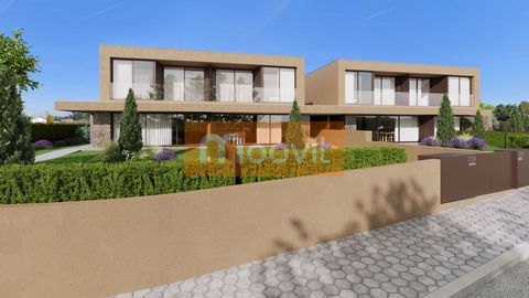 New 4 bedroom duplex villa with 322 m2 of total area. With an excellent garden of 90 m2 and two parking spaces Fully equipped kitchens, Heat Pump with Fan Coils. Construction of contemporary architecture and high quality, with all the refinement you ...