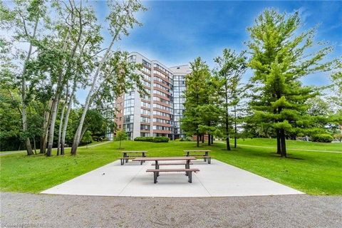 Walkable Oakville location! This is your chance to get into the desirable Oakville market offering highly ranked public and catholic schools, trails, transit, access to highways and quality of life. This renovated corner unit has 1269 sq ft of condo ...