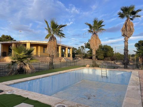 Villa on a large plot of 40000m2 Looking for a detached house on a large plot This finca is located in a beautiful location quiet yet only half an hour from Alicante and the beaches of Santa Pola and La Marina The plot is large and offers the possibi...