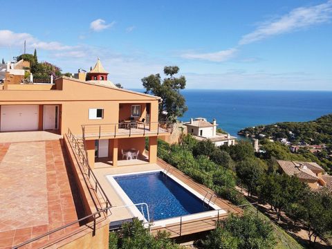 Spacious detached house with sea views located in a quiet residential area between the beach of Sa Riera and the village of Begur. Distributed in two levels, in the main floor we find a spacious living-dining room, open plan fully equipped kitchen, t...