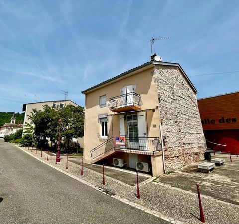 Ref. 7118 INVESTORS!! Magnificent house divided into 2 apartments located in the charming village of Castelmoron/Lot. * On the ground floor, T3 of 50.57sqm includes an independent equipped kitchen (hob, oven, etc.) of 12 m2 with low cupboards, a livi...
