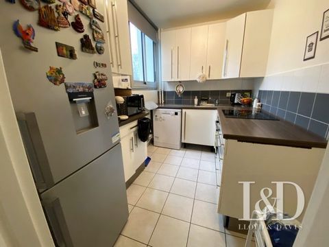 Ideal Investment or first-time buyer; Close to the city center and all amenities, 5 minutes from Monoprix and Atrium, Chaville train stations Right Bank 8 minutes walk and Left Bank 10 minutes away, The apartment, quiet, set back from the street, con...