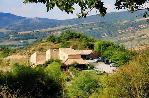 In the Haute Provence geological reserve, a stone's throw from a very beautiful medieval village, this beautiful and authentic sheepfold, completely renovated, is perched at an altitude of 1000 m in a grandiose setting. A total surface area of more t...
