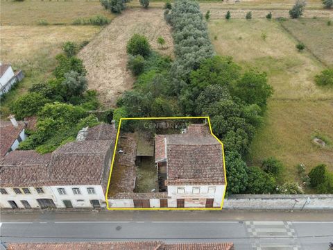 Two-storey house, to remodel, with annexes, patio, shops downstairs, land with fruit trees. Quite nice outdoor space with good sun exposure. 5 minutes from the center of the village of Lousã, with a stop at the door. Great opportunity. The village of...