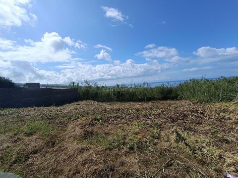 Discover this excellent land measuring 392 m² in the charming parish of Candelária, municipality of Ponta Delgada. With a building footprint of 90m² and a gross construction area of 235m², this land offers the ideal space to build the house of your d...