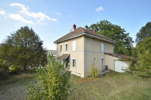 Pont de Roide, emplacement prenium avec une belle vue dégagée pour cette maison de maître à rafraîchir. Elle comprend : Au RDC : entrée, cuisine, séjour, sdb, wc, 1 chambre et un bureau. A l'étage : 3 chambres, sdb avec wc. Grenier aménageable au des...