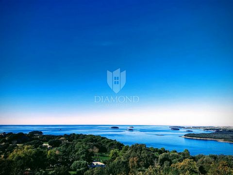 Location: Istarska županija, Poreč, Poreč. Poreč, surroundings, first-row seaside house for renovation! A house for sale is located on the first row by the sea in the center of Vrsar. Vrsar, as an idyllic tourist destination, offers everything you ne...