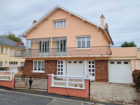 Located in Onet-le-Chateau, in a quiet area, close to all amenities, and facing due south, this pleasant family home of approximately 210m² of living space, on its land of approximately 666m², is composed of two independent apartments T3 and T5 renov...