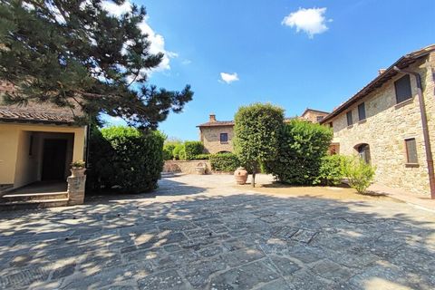 Cette superbe résidence située dans la région de villégiature populaire de la Toscane est dotée d'une terrasse privée et d'un accès aux piscines communes. Il est très approprié pour des vacances en famille ou entre amis.La maison de vacances est situ...