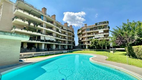 Coldwell Banker a le plaisir de présenter en exclusivité un appartement avec une excellente exposition et une grande terrasse dans un petit quartier très bien entretenu avec piscine dans le quartier de Mostacciano/Mezzo Camino, le long de la Via Cris...