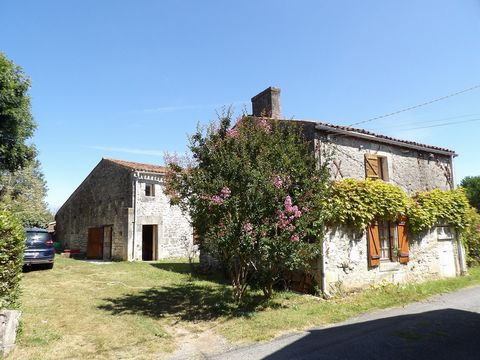 Ensemble immobilier composé de 2 maisons charentaises (62 et 99 m2), non mitoyennes, sur un terrain en zone Ua (constructible) de 1516 m2. La plus grande comporte au rez-de-chaussée, une grande pièce de vie avec cheminée, une cuisine, une salle d'eau...