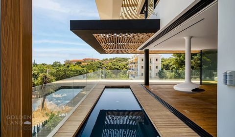 Diese Villa bietet dank ihrer Strandlage einen atemberaubenden Blick auf das Wasser. Das Hotel liegt in der exklusiven Gegend von Vouliagmeni, in der Nähe beliebter Sehenswürdigkeiten wie dem berühmten Four Seasons Astir Beach und dem Astir Marina Ma...