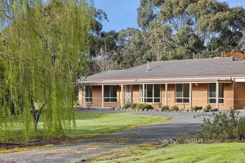 Genesteld aan de rand van de historische township van Kyneton, biedt deze prachtige lifestyle-mogelijkheid met stadswater en stadsgas een perfecte mix van ruimte, privacy en modern gemak. Dit massief bakstenen huis met vier slaapkamers ligt op ongeve...