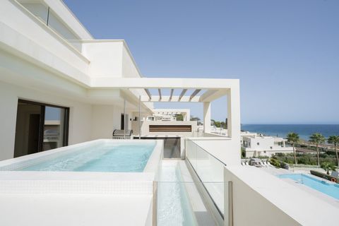 Descubre la máxima expresión del lujo costero con este ático dúplex de nueva construcción. Despiértate con el suave sonido de las olas y sumérgete en vistas panorámicas al mar Mediterráneo. Esta espectacular propiedad combina la opulencia con una ubi...