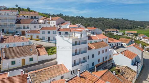 Fantástica oportunidade de comprar esta propriedade renovada, situada no centro da vila de Odeceixe. O edifício foi completamente renovado e concluído no mês de março de 2023. Composto por quatro andares que incorporam 1 T2 nos dois primeiros andares...