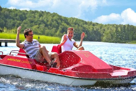 Enfants bienvenus ! Parc de vacances familial au milieu du paysage enchanteur de forêts et de lacs de la petite région des lacs du Mecklembourg - directement sur le lac Granzow, à mi-chemin entre Berlin et la mer Baltique. Le lac est relié à la 