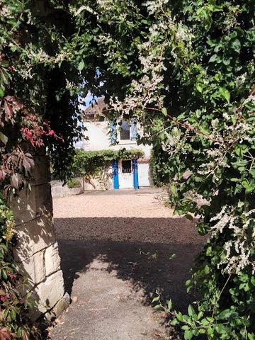 La maison principale est composée au rez-de-chaussée d'une grande cuisine, un séjour avec cheminée et insert à bois. Un grand salon dans le prolongement avec une cheminée également. . Au premier étage deux vastes chambres avec salle d'eau et wc, une ...