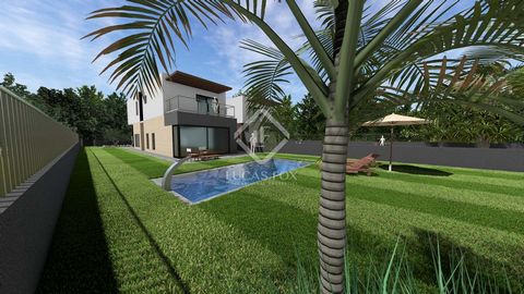 This beautiful semi-detached villa of new build has 250 m2 built on a flat plot of 475 m2 . It is under construction, whose delivery is estimated for June 2025 and whose price includes the work with the construction company. It is located in a privil...