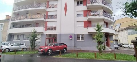 Bel appartement T4 composé d'une entrée et couloir avec placards, de deux chambres, salon, salle à manger donnant sur balcon. Dans une résidence de standing. Il dispose, au sous-sol, d'une cave et de son garage fermé avec lumières et prises électriqu...