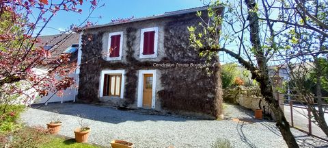 Maison de bourg en pierres, mitoyenne sur un côté, ~160m2 hab., 4 chambres, à rafraichir, sur 200m2 gravillonnés Rez de chaussée Petite entrée avec départ d'escalier : 1m2 Cuisine aménagée : 3,70x3,10m (11,50m2), lambris au plafond Dégagement/autre e...