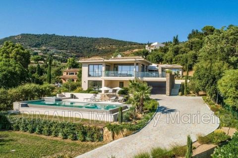 Belle villa contemporaine avec piscine chauffée à débordement et vue mer, dans un domaine sécurisé. Elle se compose d'un vaste séjour, une cuisine équipée, cinq chambres avec chacune sa salle d'eau et un garage. Très belles prestations, située au cal...