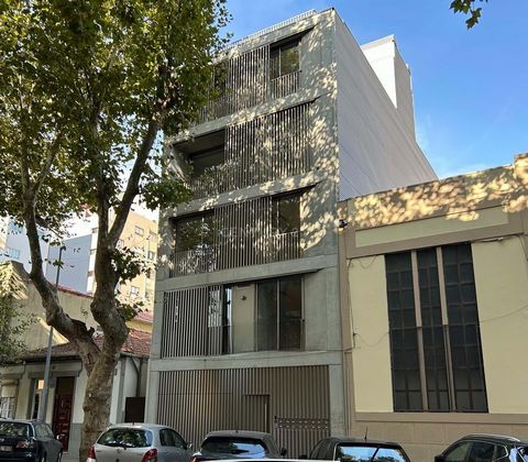 T2 Duplex located on Rua Afonso Cordeiro, Matosinhos. 3rd and 4th floor, fraction F. With parking space. General aspects: Video color intercom Flooring in oak floating floor or equivalent Lacquered carpentry Doors to the full height of spaces False c...