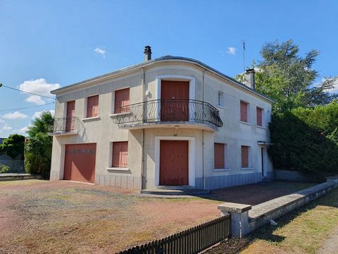 Thierry LAGACHE vous propose , à Châteauroux, avenue de La Chatre, cette maison d'habitation, avec couverture en ardoise neuve , de 210 m2 et garage de 35 m2. Elle est composée au rdc d'un hall d'entrée desservant 2 bureaux en enfilade (pouvant accue...