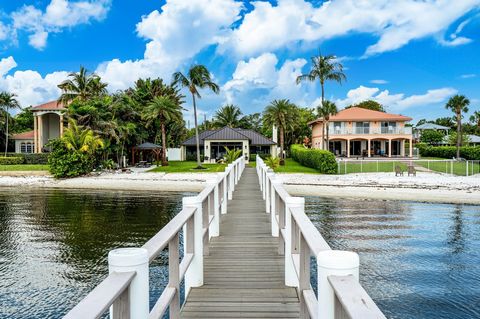 Bezit een stukje van het oude paradijs in Florida met dit omheinde terrein in Bermuda-stijl van een halve hectare met 85 voet aan de Intracoastal en een dok van 180 voet. Zonsopgangen en uitzicht op het water worden aangeboden vanuit alle kamers van ...